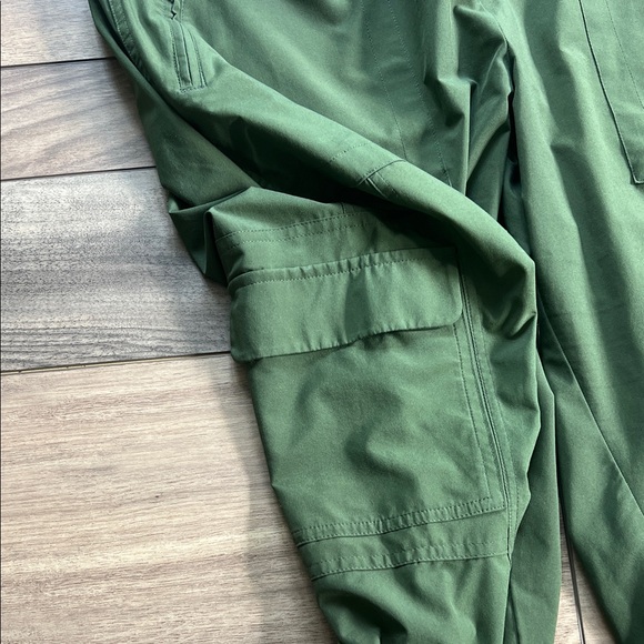 Athleta Olive Green Women's Cropped Cargo Pants - Picture 2 of 4